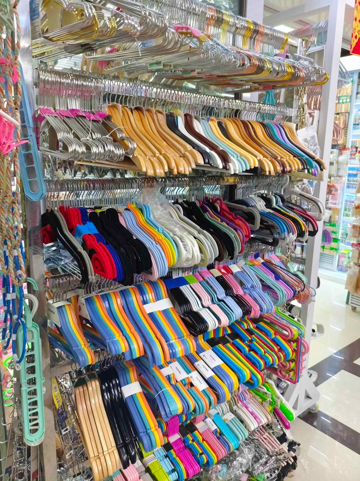 Wholesale hangers in metal, wood and plastic at a home goods stall in Yiwu Market District 4, ideal for homeware sourcing